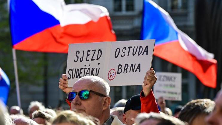 protest, shromáždění proti konání sjezdu sudetských Němců, česká vlajka