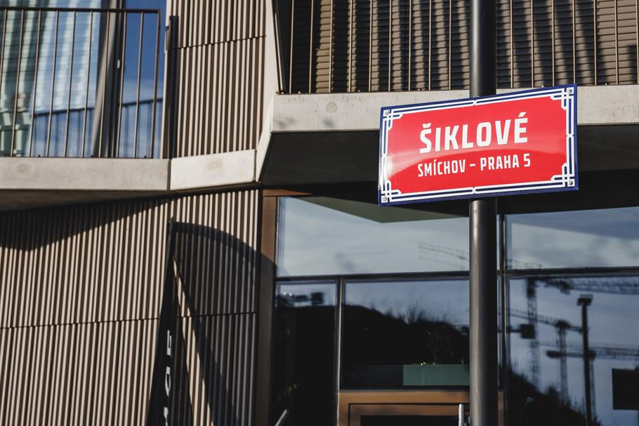 V Praze na Smíchově je po socioložce Jiřině Šiklové pojmenovaná ulice.