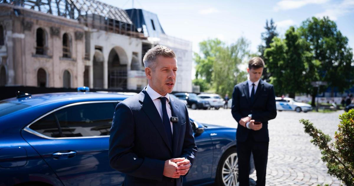 Pohrdl Orbánovými limuzínami. Magyar zůstal věrný své Škodovce i jako premiér