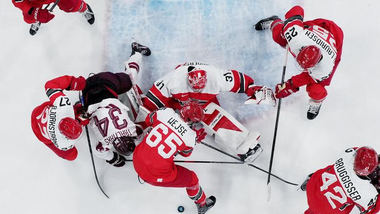 Souboj před dánskou brankou v zápase Lotyšsko Dánsko na ZOH 2026