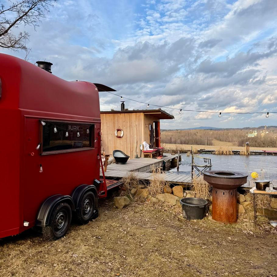 Mobilní sauna dnes jezdí hlavně po Praze, Českém ráji a okolí Slap, po domluvě ale i dál. Nejčastěji míří na zahrady, chalupy, oslavy nebo víkendové pobyty.