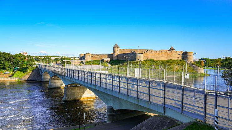 „Most přátelství“ mezi Estonskem a Ruskem a městy Narva a Ivangorod je v současné době uzavřený pro auta, přejít jej ale mohou pěší. Na snímku z estonské strany v na podzim 2025.