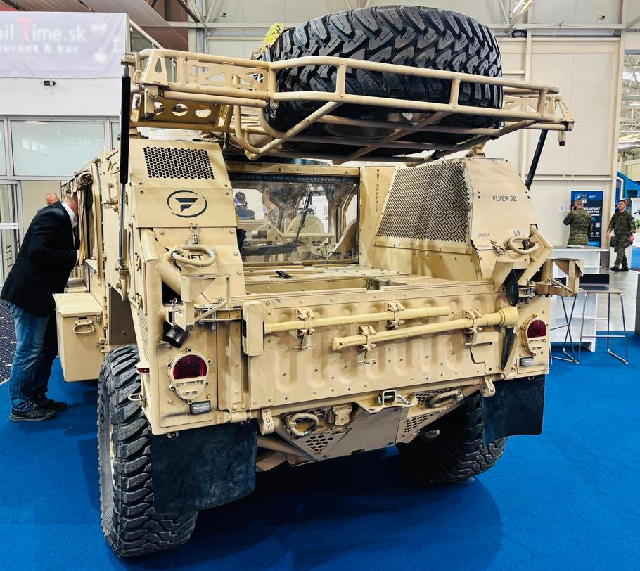 Po silnici vozidlo ujede až 1000 kilometrů, v terénu pak 500 kilometrů.