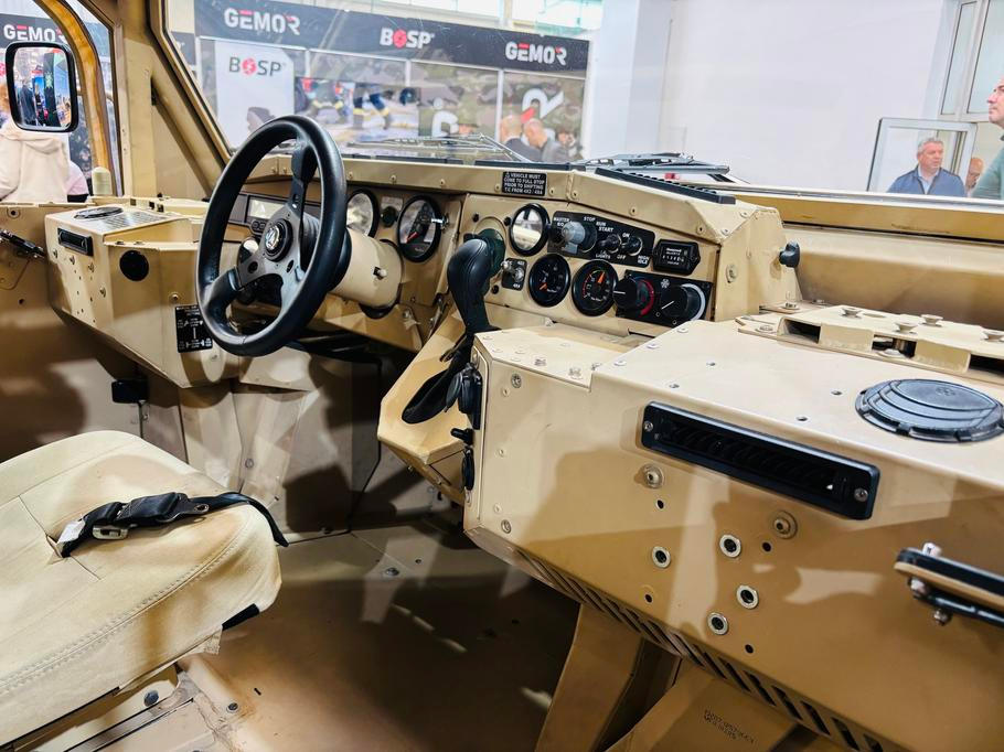 Chrudimští výsadkáři chtějí automobil dovybavit radiostanicemi i neprůstřelnými skly.