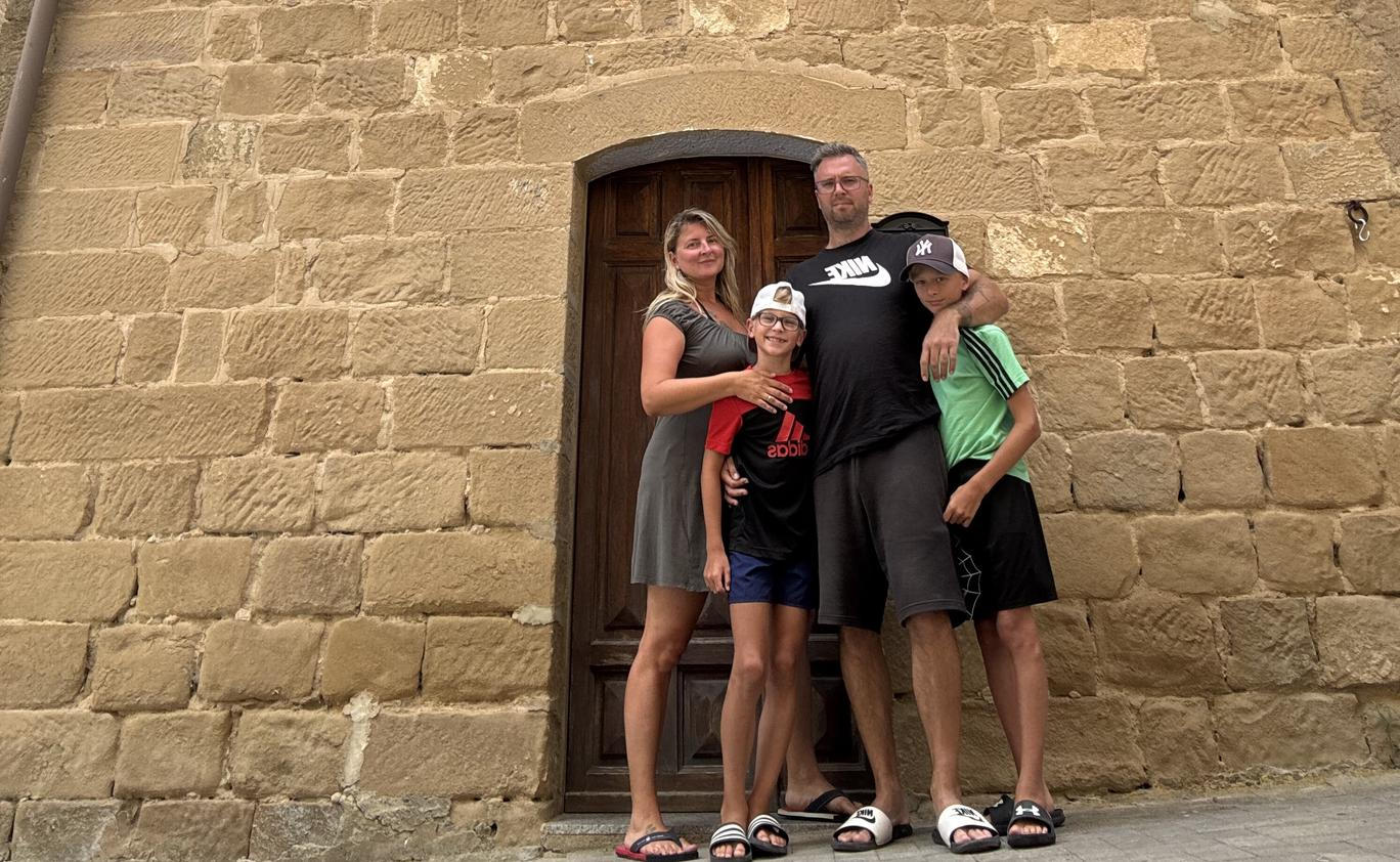 Po jediné prohlídce a bez znalosti italštiny si manželé ze severu Čech splnili sen o domě u moře - koupili domek v horské vesnici na Sicílii. Původně přitom hledali některý z proslulých „domů za euro“. 