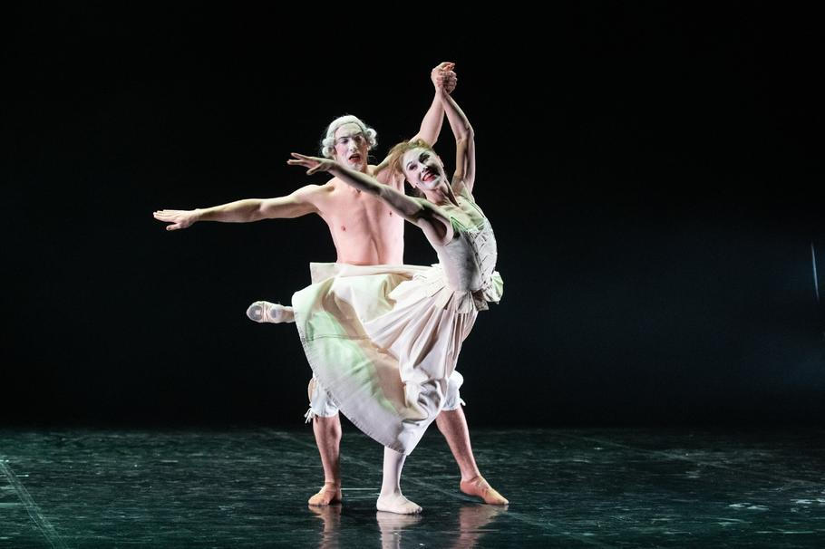Představení Inside je moderní baletní večer, složený z choreografií rozdílných autorů a sjednocený tématem vnitřního světa.