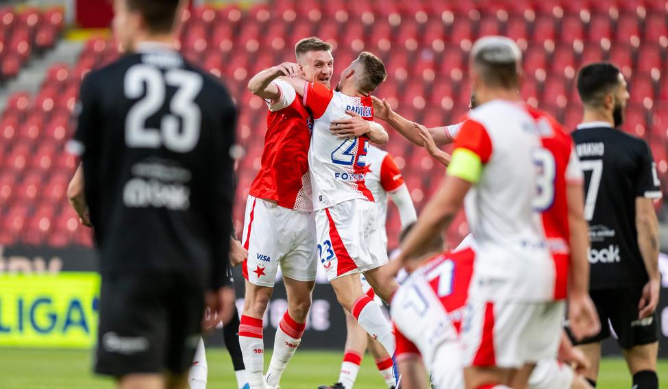 Slavie se radují z gólu v zápase Slavia Praha - Jablonec