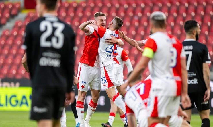 Slavie se radují z gólu v zápase Slavia Praha - Jablonec