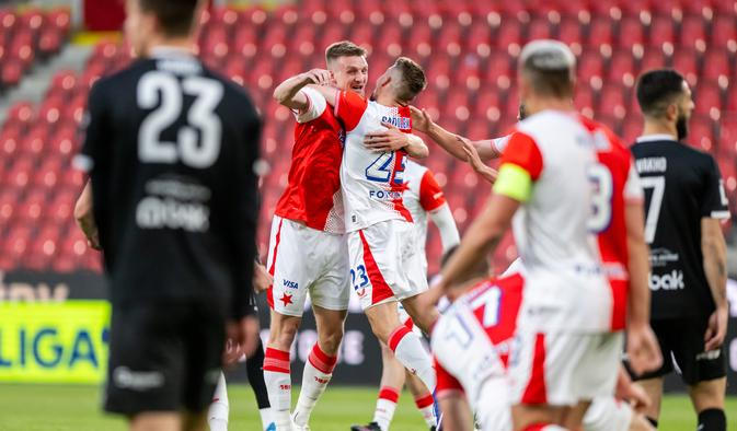 Slavie se radují z gólu v zápase Slavia Praha - Jablonec