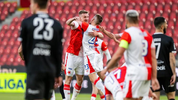 Slavie se radují z gólu v zápase Slavia Praha - Jablonec