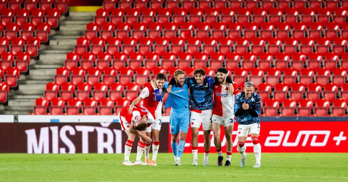 Podivné oslavy titulu. Eden zel prázdnotou, fanoušci čekali venku