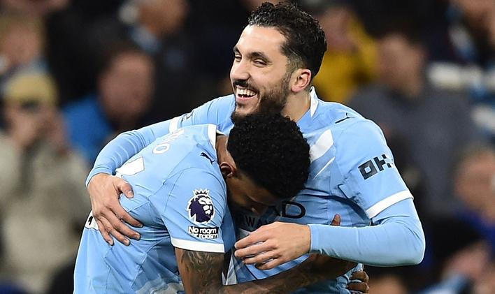 Savinho a Rayan Cherki z Manchester City slaví gól v síti Crystal Palace