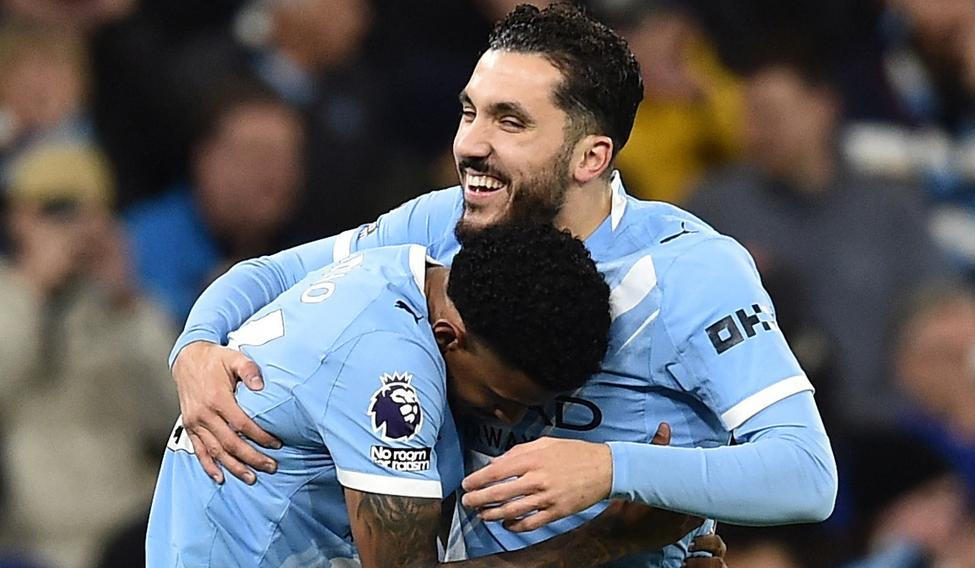 Savinho a Rayan Cherki z Manchester City slaví gól v síti Crystal Palace