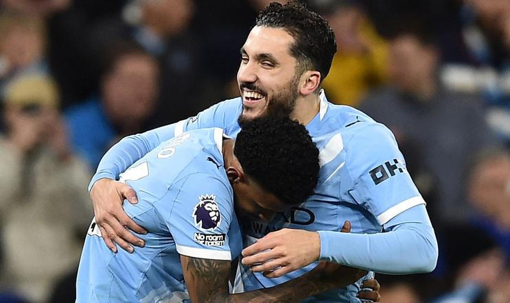Savinho a Rayan Cherki z Manchester City slaví gól v síti Crystal Palace