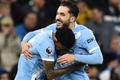 Savinho a Rayan Cherki z Manchester City slaví gól v síti Crystal Palace