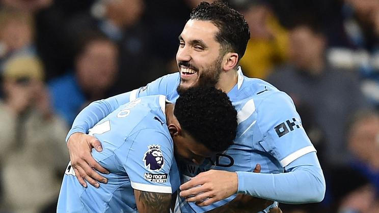 Savinho a Rayan Cherki z Manchester City slaví gól v síti Crystal Palace