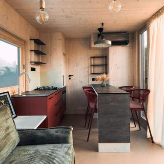 Tiny houses, maringotky, luxusní stany nebo mobilní domky často balancují na hraně mezi mobilním zařízením a stavbou podléhající stavebnímu zákonu. 