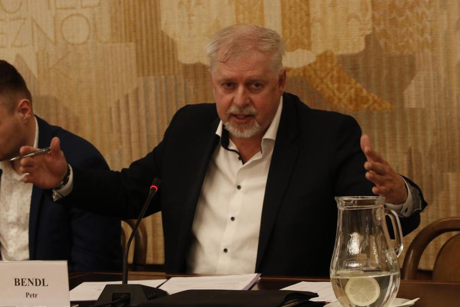 Proti návrhu ministra zemědělství a fakticky i premiéra Andreje Babiše na předkupní právo vystoupil tento týden například poslanec ODS Petr Bendl, který je místopředseda zemědělského výboru a zároveň na půdě i hospodaří.
