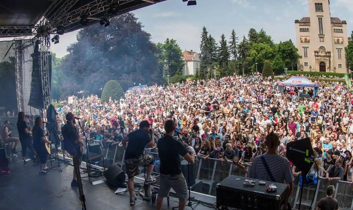 Kapela Divokej Bill vystoupí na festivalu Mezi ploty i letos. Hudebně-divadelní akce na podporu duševního zdraví proběhne od 30. do 31. května.