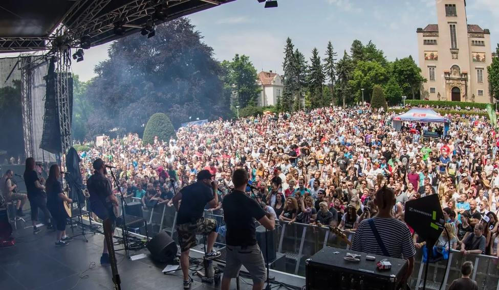 Kapela Divokej Bill vystoupí na festivalu Mezi ploty i letos. Hudebně-divadelní akce na podporu duševního zdraví proběhne od 30. do 31. května.