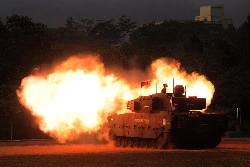 Nový český tank? Strnad přijel do Bratislavy se strojem Karpat, chce ho prodat armádě