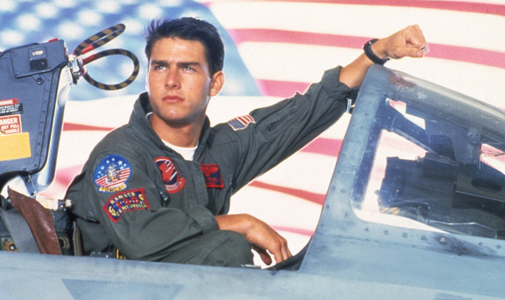 Tom Cruise coby pilot Maverick ve filmu Top Gun (1986). Producenti zaplatili americkému námořnictvu asi 1,8 milionu dolarů za přístup k letadlům F-14 Tomcat, letadlovým lodím i skutečným pilotům. 