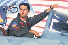 Tom Cruise coby pilot Maverick ve filmu Top Gun (1986). Producenti zaplatili americkému námořnictvu asi 1,8 milionu dolarů za přístup k letadlům F-14 Tomcat, letadlovým lodím i skutečným pilotům.