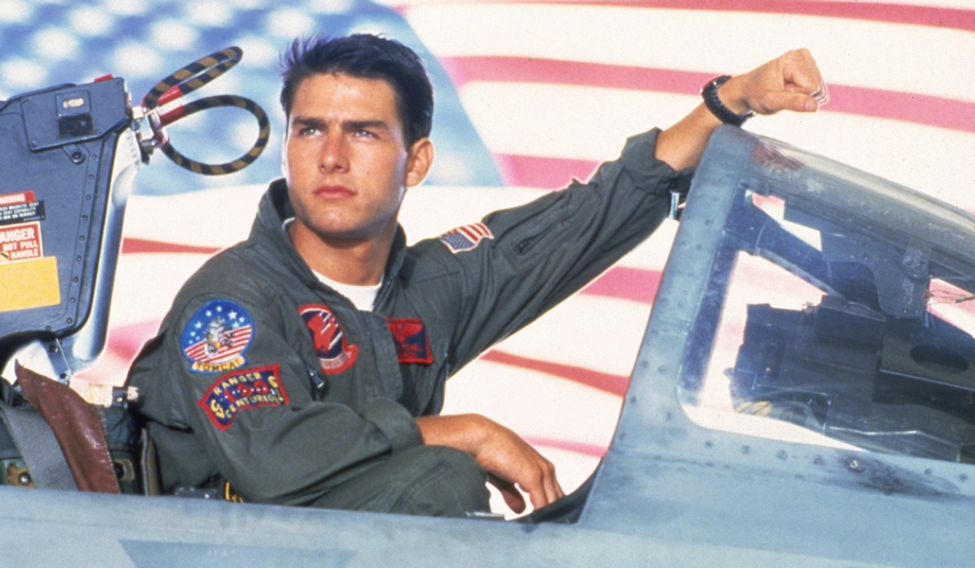 Tom Cruise coby pilot Maverick ve filmu Top Gun (1986). Producenti zaplatili americkému námořnictvu asi 1,8 milionu dolarů za přístup k letadlům F-14 Tomcat, letadlovým lodím i skutečným pilotům. 