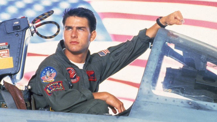 Tom Cruise coby pilot Maverick ve filmu Top Gun (1986). Producenti zaplatili americkému námořnictvu asi 1,8 milionu dolarů za přístup k letadlům F-14 Tomcat, letadlovým lodím i skutečným pilotům. 