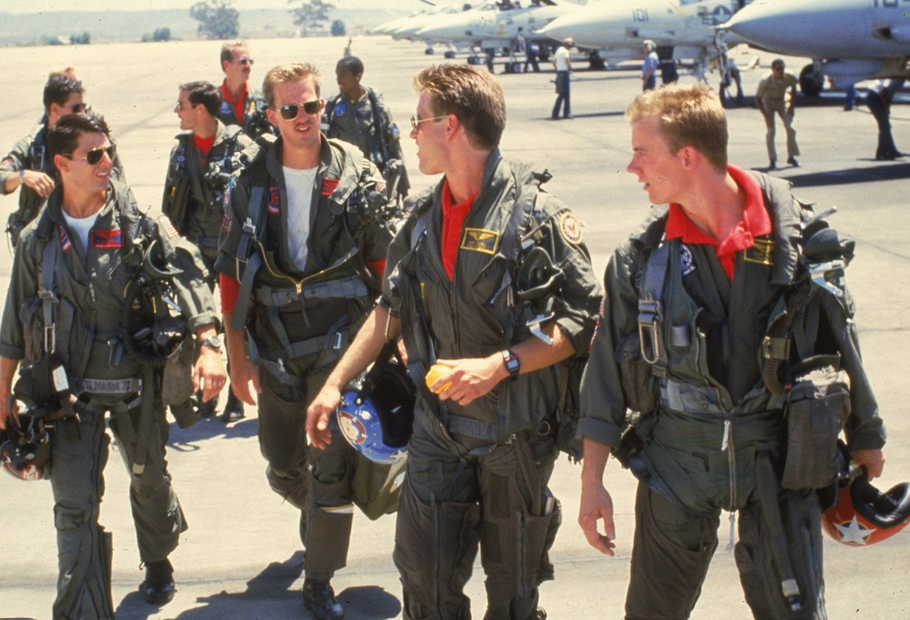 Tom Cruise, Anthony Edwards, Whip Hubley a Barry Tubb ve filmu Top Gun (1986).