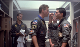 Val Kilmer v roli Ice a Tom Cruise coby pilot Maverick ve filmu Top Gun (1986).