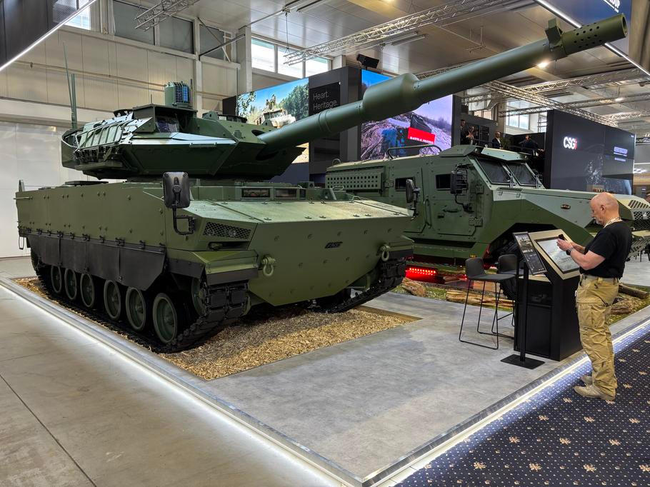 Na bratislavském veletrhu IDEB se střední tank CFL-120 Karpat představil jako statický exponát.