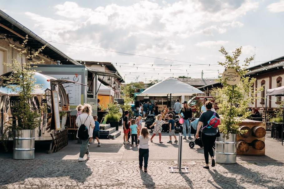 Památkově chráněný areál bývalých městských jatek se postupně mění v otevřený prostor pro gastronomii, kulturu i každodenní městský život.