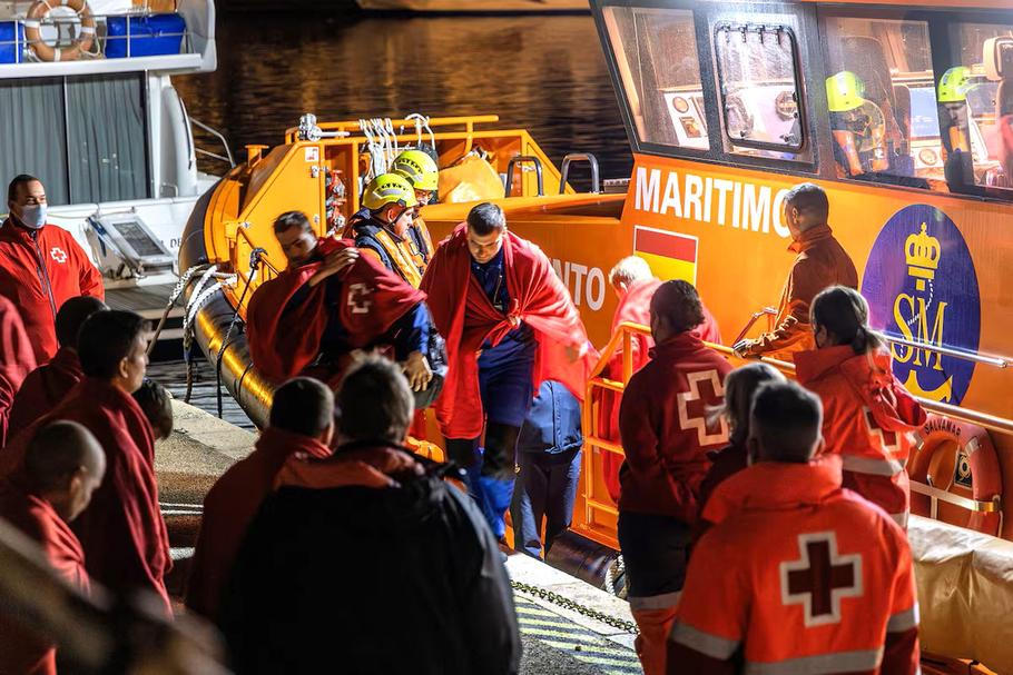 Přeživší z potopené ruské nákladní lodi Ursa Major na palubě plavidla španělské námořní záchranné služby po příjezdu do přístavu Cartagena ve Španělsku.