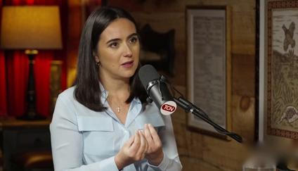 Bývalá tisková mluvčí Zelenského Julija Mendelová v rozhovoru s americkým moderátorem Tuckerem Carlsonem hovoří o zákulisí prezidentské kanceláře, mírových jednáních i osobním stylu ukrajinského prezidenta. 