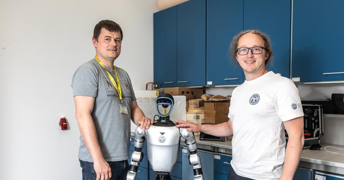 Čínský humanoid trénuje v českých laboratořích. Učit ho je jako vychovávat dítě