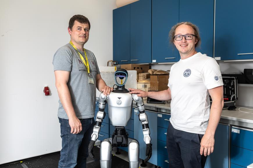 Čínský humanoid trénuje v českých laboratořích. Učit ho je jako vychovávat dítě