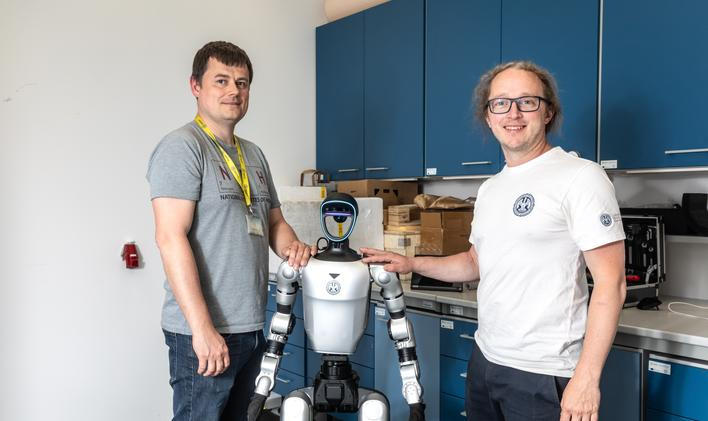 Humanoidní robot Charles, který se vyrábí a prodává pod názvem Unitree ve výzkumném centru Biocev (Biotechnologické a biomedicínské centrum Akademie věd ČR a Univerzity Karlovy ve Vestci). Na starosti ho tam mají Milan Jakubek (šedé triko) a Jiří Zahradník (bílé triko). Vestec u Prahy, 29. 4. 2026. Foto Václav Vašků