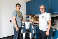 Humanoidní robot Charles, který se vyrábí a prodává pod názvem Unitree ve výzkumném centru Biocev (Biotechnologické a biomedicínské centrum Akademie věd ČR a Univerzity Karlovy ve Vestci). Na starosti ho tam mají Milan Jakubek (šedé triko) a Jiří Zahradník (bílé triko). Vestec u Prahy, 29. 4. 2026. Foto Václav Vašků