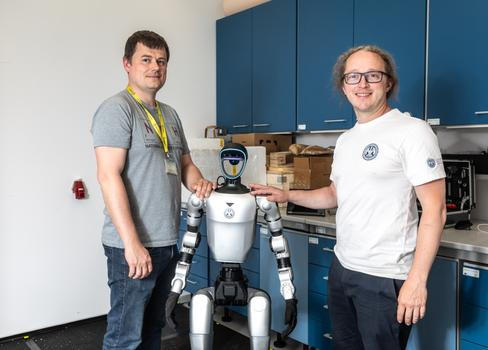 Humanoidní robot Charles, který se vyrábí a prodává pod názvem Unitree ve výzkumném centru Biocev (Biotechnologické a biomedicínské centrum Akademie věd ČR a Univerzity Karlovy ve Vestci). Na starosti ho tam mají Milan Jakubek (šedé triko) a Jiří Zahradník (bílé triko). Vestec u Prahy, 29. 4. 2026. Foto Václav Vašků
