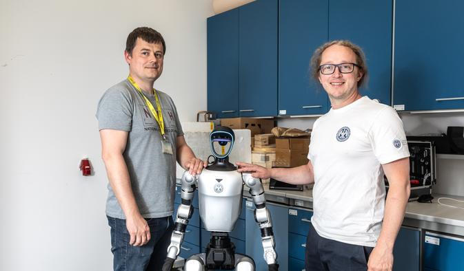 Humanoidní robot Charles, který se vyrábí a prodává pod názvem Unitree ve výzkumném centru Biocev (Biotechnologické a biomedicínské centrum Akademie věd ČR a Univerzity Karlovy ve Vestci). Na starosti ho tam mají Milan Jakubek (šedé triko) a Jiří Zahradník (bílé triko). Vestec u Prahy, 29. 4. 2026. Foto Václav Vašků