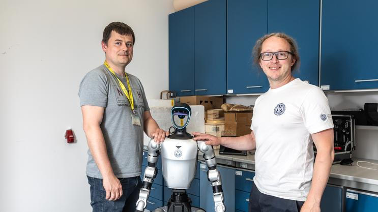 Humanoidní robot Charles, který se vyrábí a prodává pod názvem Unitree ve výzkumném centru Biocev (Biotechnologické a biomedicínské centrum Akademie věd ČR a Univerzity Karlovy ve Vestci). Na starosti ho tam mají Milan Jakubek (šedé triko) a Jiří Zahradník (bílé triko). Vestec u Prahy, 29. 4. 2026. Foto Václav Vašků