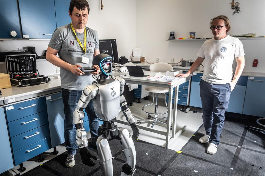 Když Charles předvádí, jak umí vstát ze země, popojít po místnosti nebo natáhnout ruku a podržet v ní laboratorní baňku, výzkumníci ho řídí pomocí ovladače. Podobá se tomu, jaký používají hráči počítačových her. Vedle toho slouží k ovládání i aplikace v tabletu. 