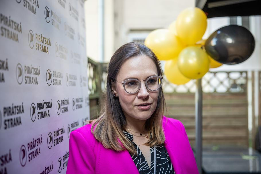 na snímku záběry z volebního štábu Pirátů v Ostravě, lídryně kandidátky Andrea Hoffmannová, foto: Jiří Zerzoň