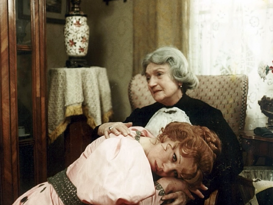 Iva Janžurová s Marií Rosůlkovou ve filmu Juraje Herze Petrolejové lampy (1971).