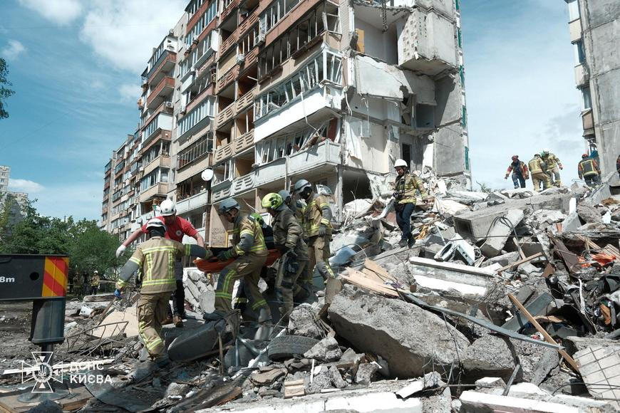 Ruské rakety zabíjely v Kyjevě, zemřely i tři děti. Obětí útoku už je přes dvacet
