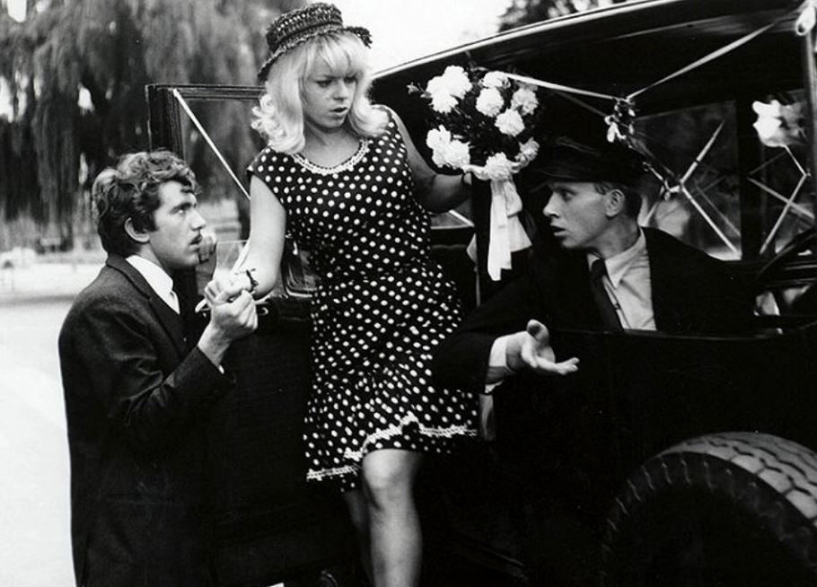 Jiří Hrzán, Iva Janžurová a Vladimír Pucholt v komedii Jiřího Krejčíka Svatba jako řemen (1967).