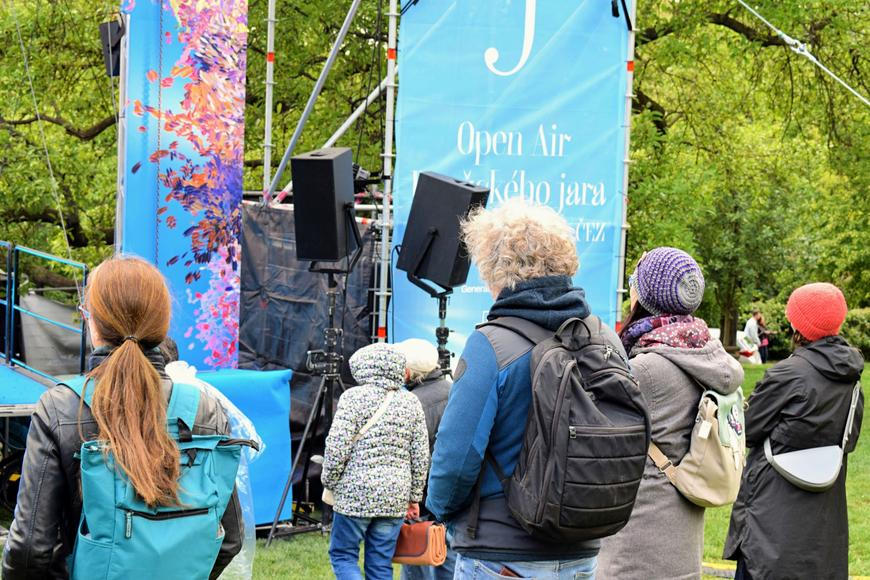 „Do koncertního sálu bych je nedostal.“ Pražské jaro lákalo rodiny programem v parku