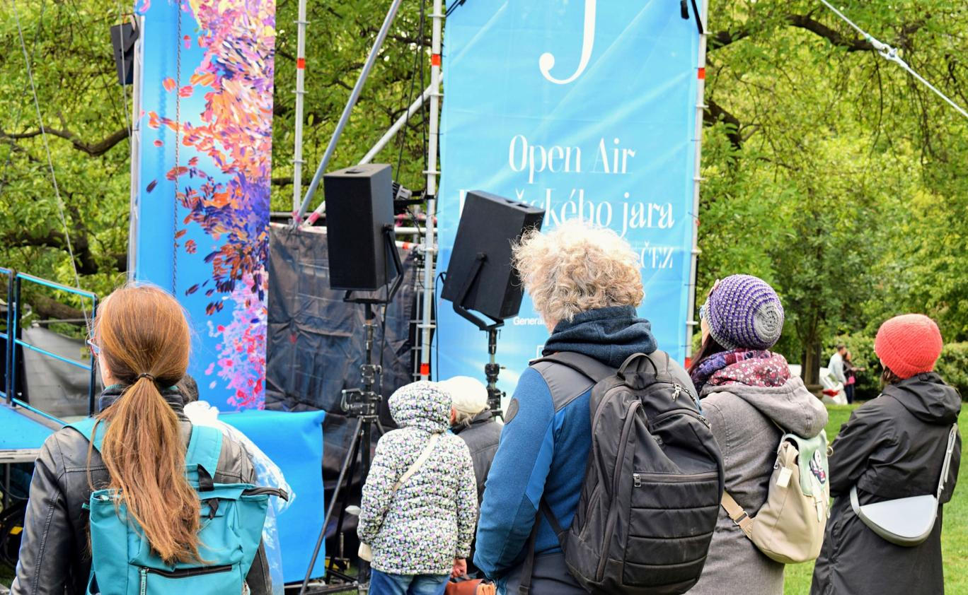 Shromažďování návštěvníků Open Air programu v Riegrových sadech.