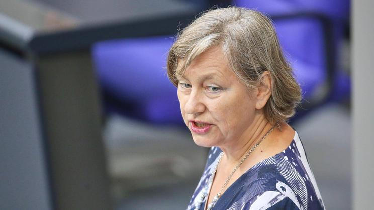 „Cílem sudetských Němců a i mým velkým přáním a mým cílem je, aby Česko zkrátka bezpráví vyhnání a s ním spojené utrpení uznalo. To nic nestojí. Ale je to velmi důležitý příspěvek ke smíření našich národů,“ uvedla ve čtvrtek poslankyně za stranu Alternativa pro Německo (AfD) a členka Německo-české parlamentní skupiny Martina Kempfová